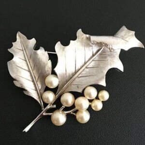 Vintage 1950s/60s Crown Trifari Silver Faux Pearl Leaf Brooch Pin